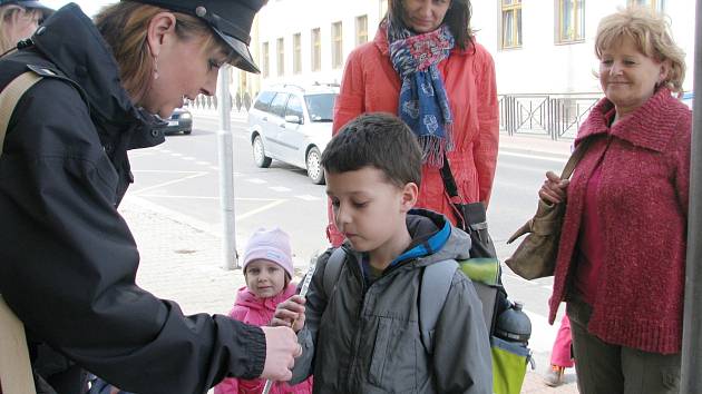 Policisté radili dětem jak přecházet silnici.