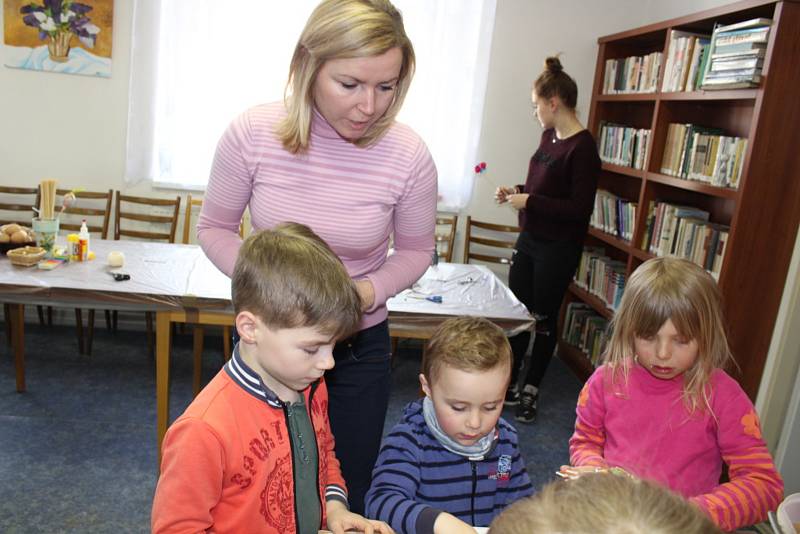 Kluci a děvčata se učili plést pomlázku a zdobili velikonoční perníčky.