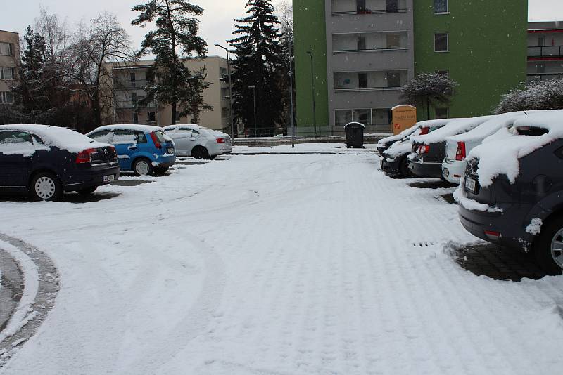 Berounský region zasypal sníh. Na kluzkých vozovkách sjely do příkopů osobní auta, autobusy i sypače.
