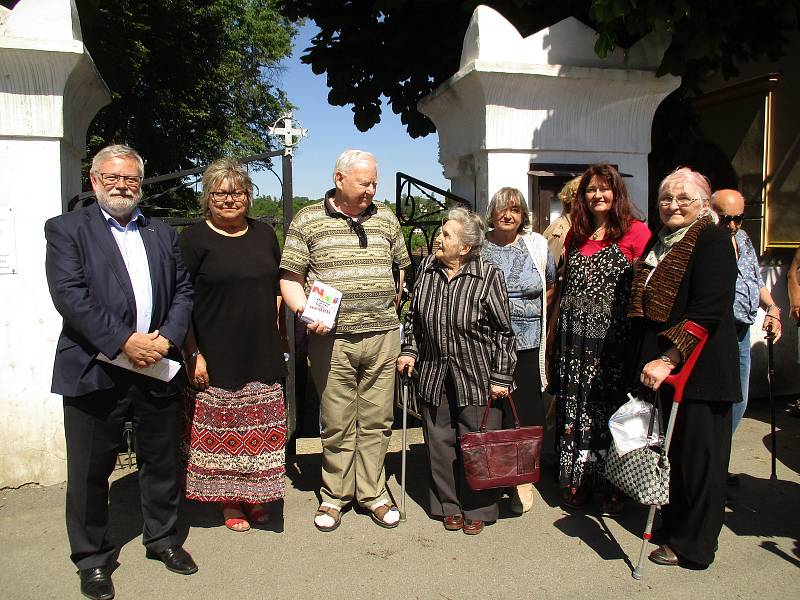 Na slavnostní odhalení Nepilova panelu přišla celá řada jeho přátel, bývalých spolupracovníků, čtenářů jeho knih a manželka Zdeňka Nepilová.