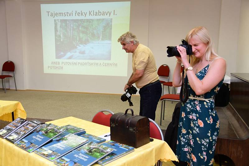 Ze křtu knihy 'Tajemství řeky Klabavy' v knihovně ve Strašicích.