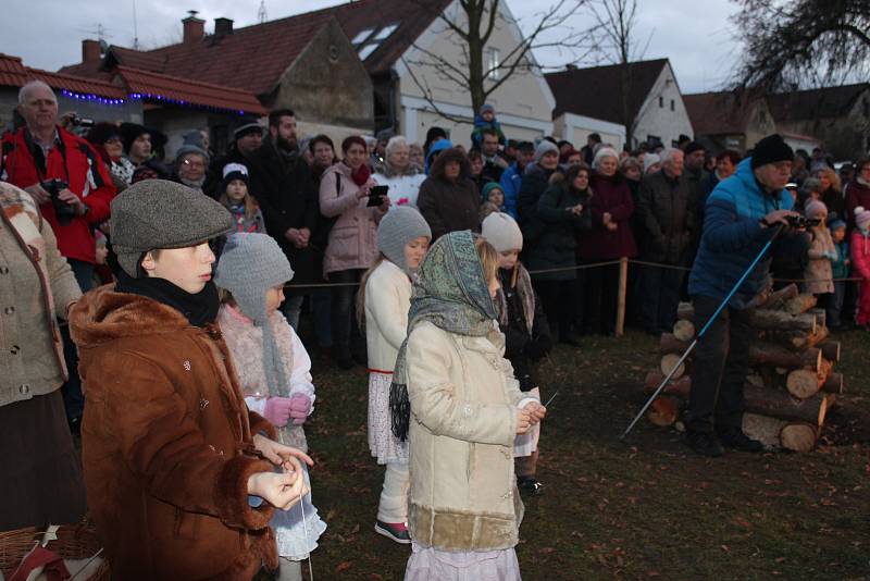 Jubilejní ročník Živého betléma v Otročiněvsi veřejnosti představil Ježíšky, kteří ulehli do kolébky v jesličkách za posledních dvacet let.