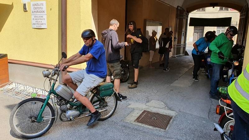 Desítky mopedistů i mopedistek se v sobotu před polednem sešly u obecního úřadu v Lochovicích.