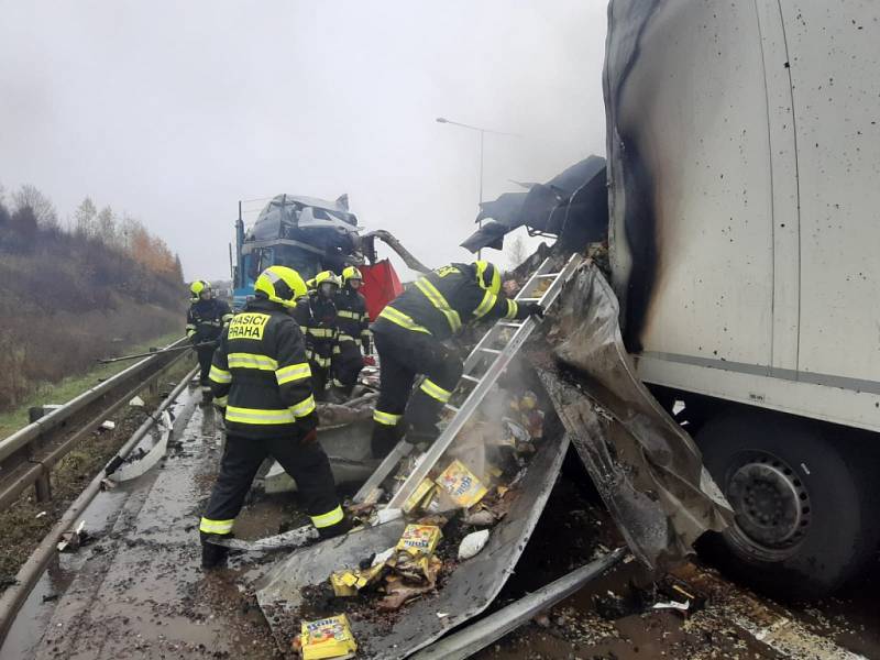 Tragická dopravní nehoda na Pražském okruhu nedaleko Jesenice ve směru k letišti.