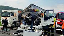 Tragická dopravní nehoda kamionů na devátém kilometru dálnice D5 u Loděnice ve směru na Prahu ve čtvrtek 5. května 2022.