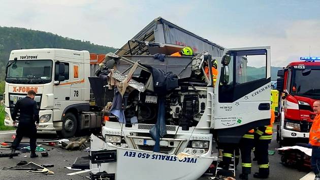 Tragická dopravní nehoda kamionů na devátém kilometru dálnice D5 u Loděnice ve směru na Prahu ve čtvrtek 5. května 2022.