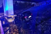Na 18. kilometru dálnice D5 u Berouna ve směru jízdy na Prahu vyletělo auto z dálnice.