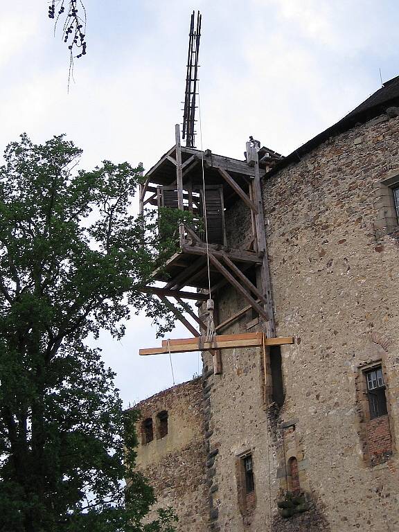 Královský palác hradu Točník opravují tesaři za pomoci středověkého stroje