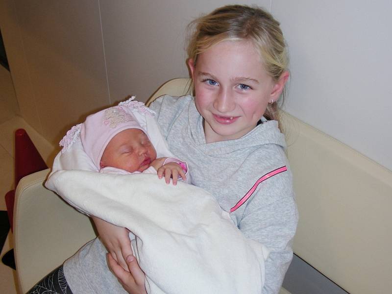 Šťastná Anička chová v náručí sestřičku Zoe, která se narodila 23. listopadu 2019 Kristýně Vojtíškové a Tomášovi Horvátovi ze Staré Huti. Holčička přišla na svět s váhou 3,80 kg a mírou 50 cm. Zoe má ještě dva brášky, Samuela a Nathanaela.