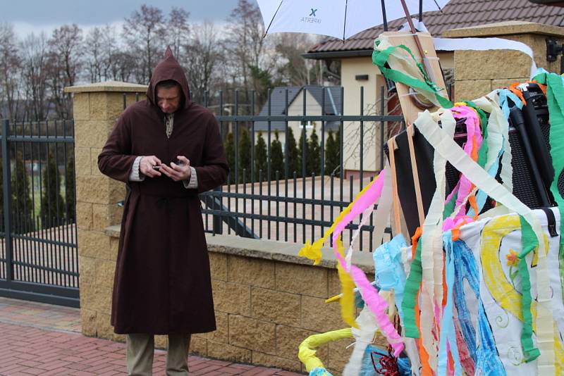 Tradiční masopust v obci Halouny byl opět ve znamení dobrého jídla, pití,  hudby  a bujarého veselý