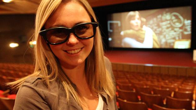 Berounské kino Mír má novou technologii 3D. Na snímku jedna z divaček se speciálními brýlemi pro 3D projekci.
