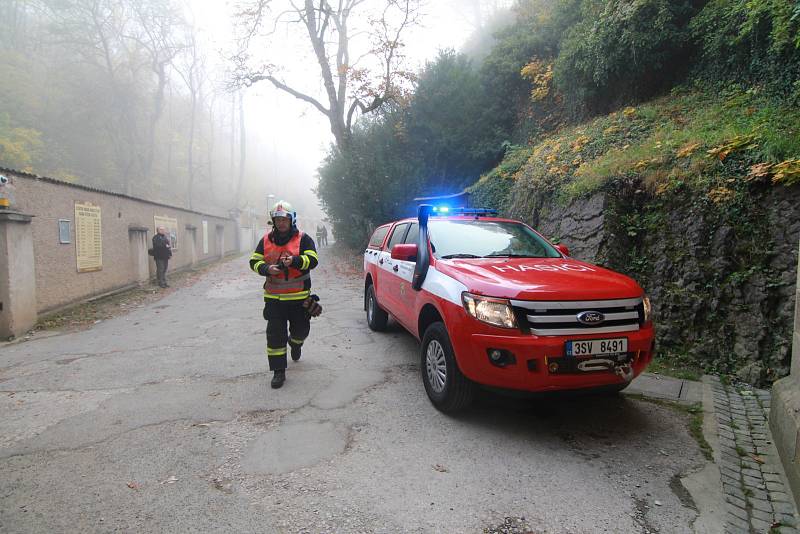 Cvičný požár hradu Karlštejn likvidovalo 14 jednotek.