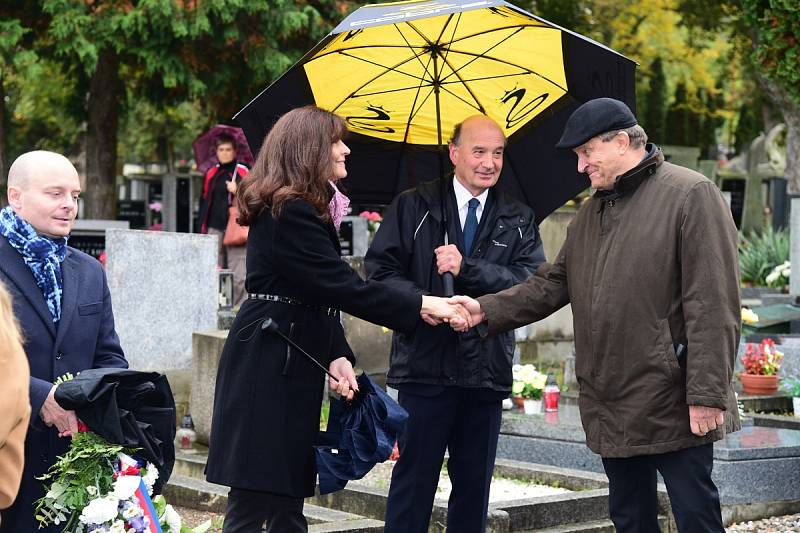 Z pietního aktu u hrobu umělce Václava Talicha na hřbitově v Berouně.