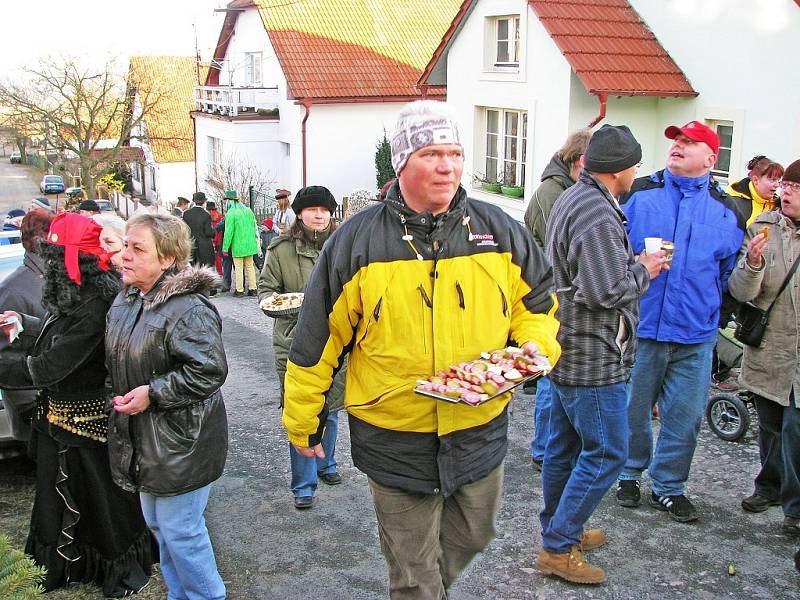 Masopustní průvod procházel Hudlicemi několik hodin. U mnohých domovních dveří se mrazem prokřehlí občané posilnili a hlavně zahřáli alkoholickými nápoji. Nechyběla ani slivovička