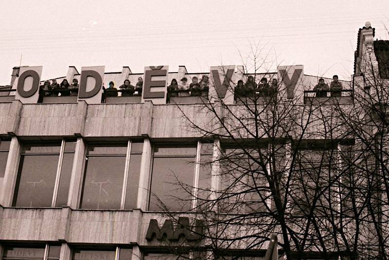 Lidé během Sametové revoluce obsadili i střechu obchodního domu Máj na Husově náměstí v Berouně.