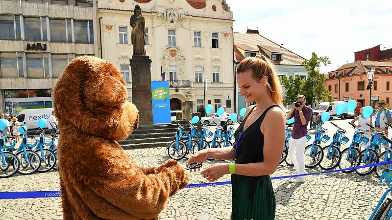 Ze spuštění projektu sdílených elektrokol na Husově náměstí v Berouně.