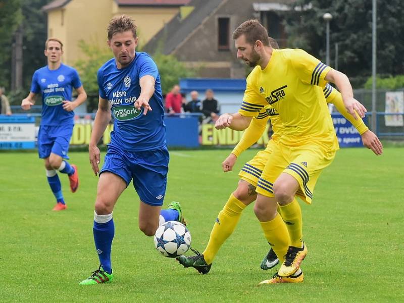 Fotbalisté Králova Dvora (v modrém) doma porazili Domažlice 1:0. 