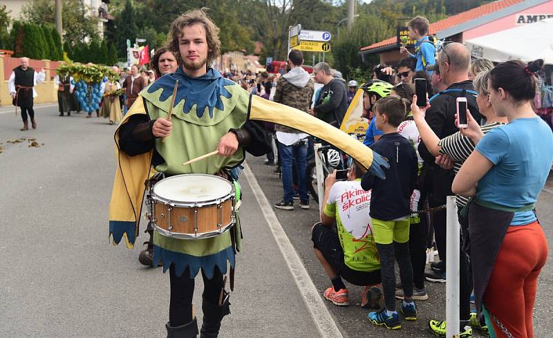 Z císařského průvodu v rámci Karlštejnského vinobraní.