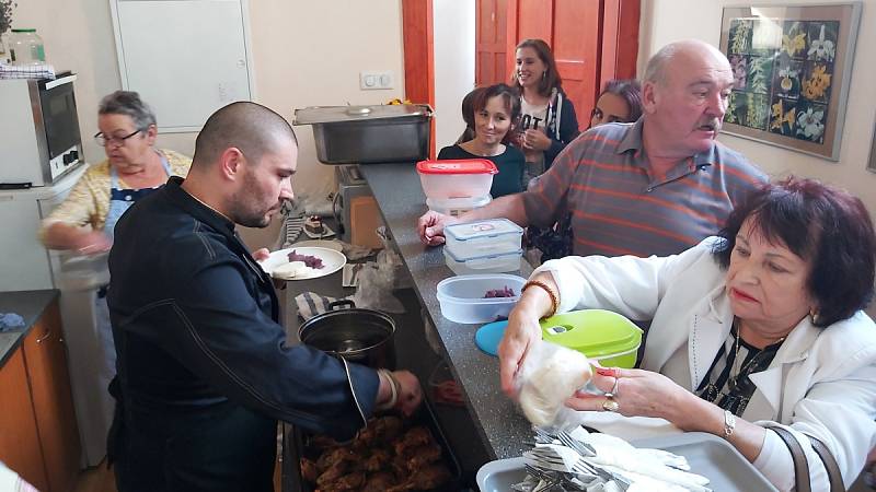 Z posvícenského setkání v budově bývalé obecní školy v Koněprusích.