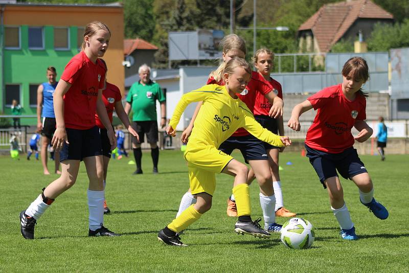 Na trávníku FK Olympie Zdice se za účasti týmů z Příbrami, Kladna, Berouna, Mělníka a Prahy-západ uskutečnil turnaj okresních výběrů dívek v kategorii starších přípravek (U11)