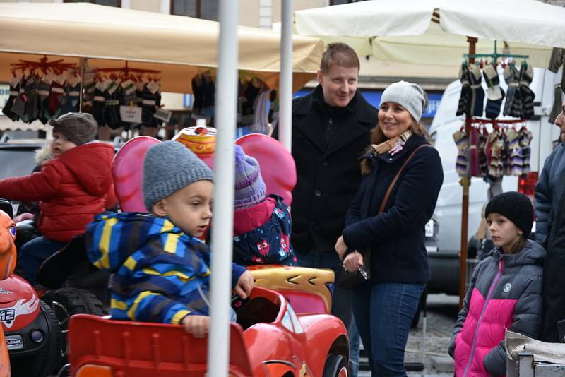 Poslední adventní víkend využili k nákupům a vychutnávání předvánoční atmosféry v Berouně stovky lidí.