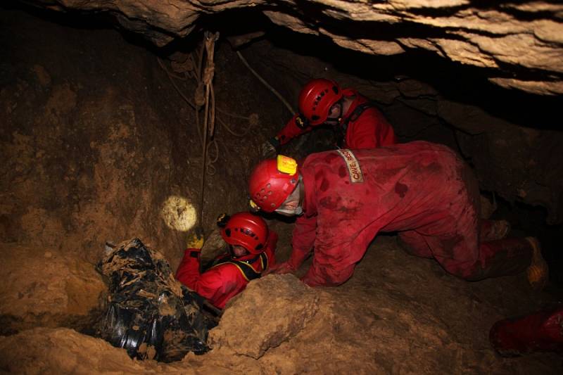 Hasiči nacvičovali v Netopýří jeskyni společný zásah se speleology.