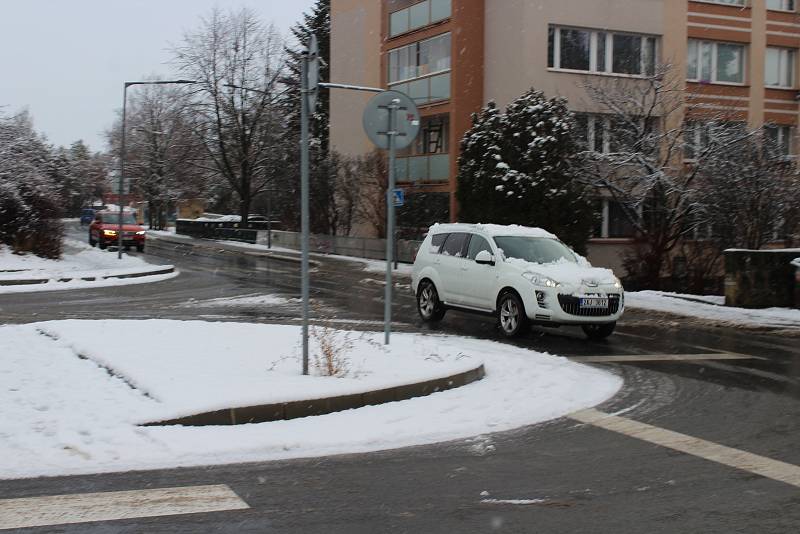 Berounský region zasypal sníh. Na kluzkých vozovkách sjely do příkopů osobní auta, autobusy i sypače.