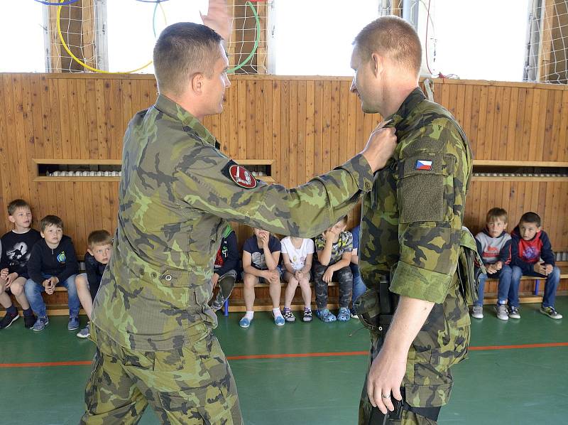 Vojáci přijeli na Základní školu Hostomic.