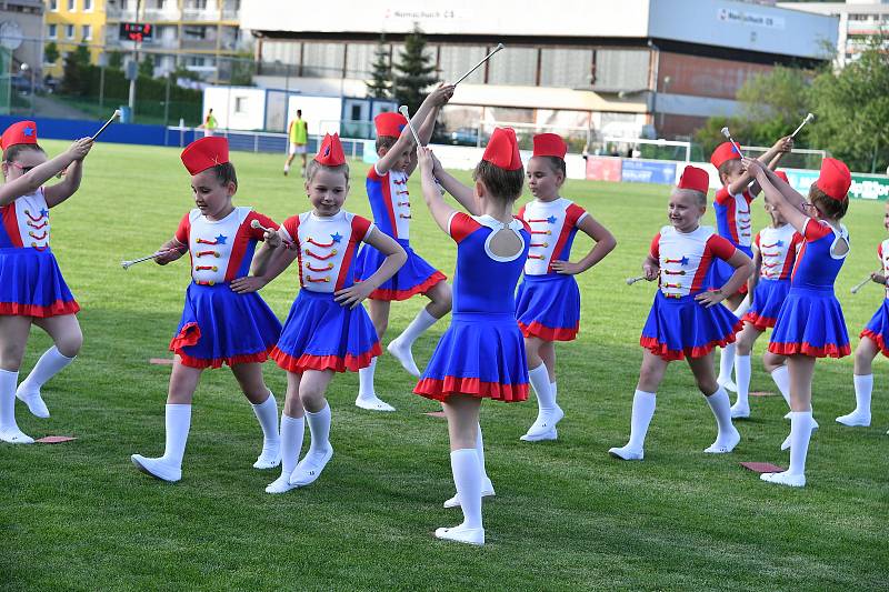 Mažoretky Berounské Hvězdičky zpestřily přestávku fotbalového utkání Fortuna ČFLA.