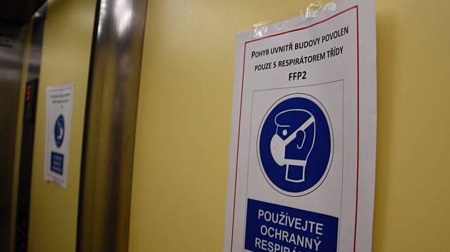 Koronavirová bezpečnost ve výtahu jednoho z domů na sídlišti v pražské Krči.