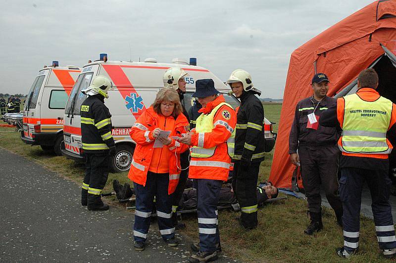 Profesionální i dobrovolní hasiči společně se středočeskými záchranáři cvičili na letišti u Hořovic. 
