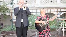 V zahradě zámku v Mníšku pod Brdy se v podání zadnotřebaňských ochotníků uskutečnila další derniéra muzikálu Postřižiny.