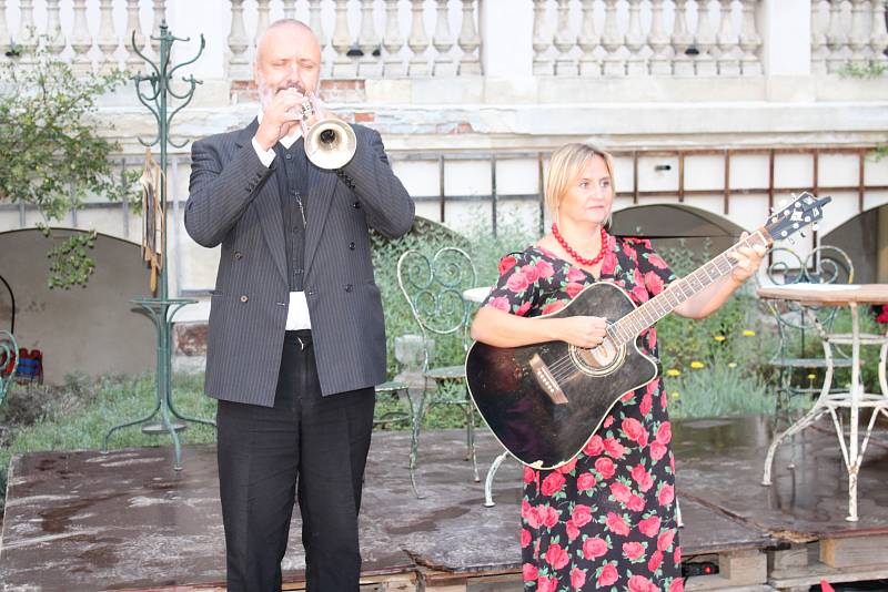 V zahradě zámku v Mníšku pod Brdy se v podání zadnotřebaňských ochotníků uskutečnila další derniéra muzikálu Postřižiny.