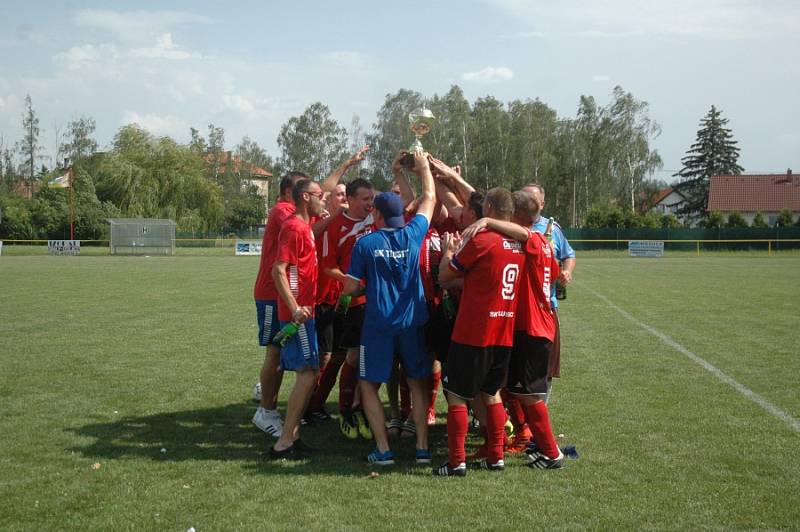 Fotbalisté Tlustice i přes prohru se Žebrákem v posledním kole měli důvod k oslavě.