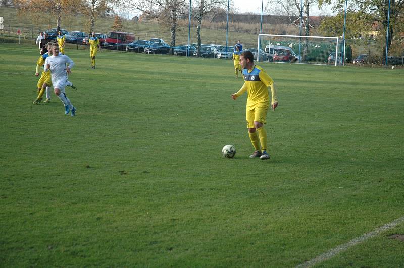 Chlumečtí fotbalisté (v bílém) zaskočili favorizované Klecany.