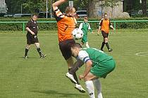 Přímý duel o první místo v A skupině třetí fotbalové třídy vyhrál Nový Jáchymov na berounském Cembritu 3:1 před návštěvou 330 diváků.