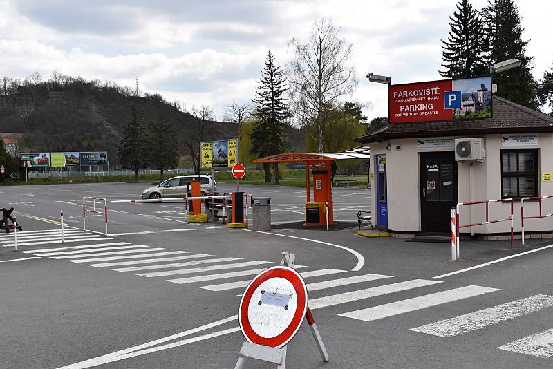 Centrální parkoviště v Karlštejně je až do odvolání uzavřené.