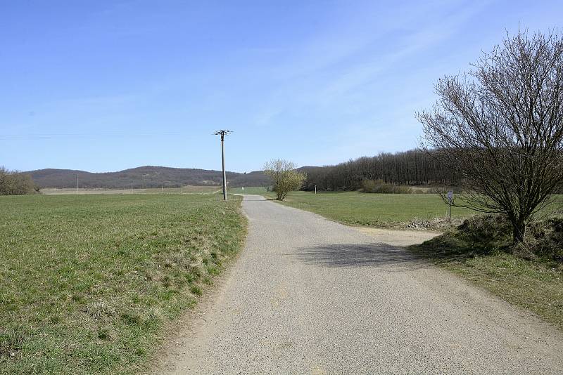 Lokalita v obci Srbsko známá jako Hrašov, kde se pozemky nacházejí.