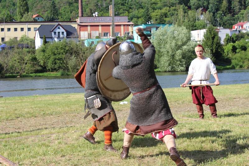 Letošní ročník Velké bitvy v Nižboru, který se konal v sobotu na prostranství Panské louky u řeky Berounky, přinesl přenesl návštěvníky nejen do středověku, ale i do období druhé světové války.