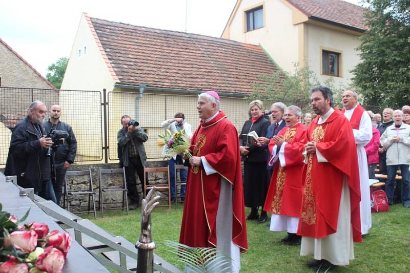 Desítky Ludmil z Česka, ale i Slovenska a stovky dalších lidí přijely v sobotu na Svatoludmilskou pouť, která se už tradičně konala v obci Tetín.