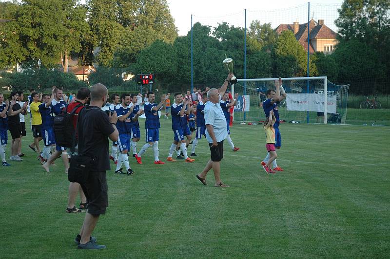 Vítězný pohár získali fotbalisté Komárova.