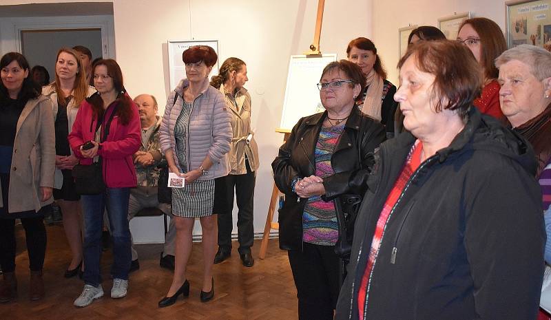 Vernisáže se zúčastnila i nová starostka města Hořovice Věra Veverková (uprostřed v sukni) a místostarostka Věra Eschnerová (2. zleva).