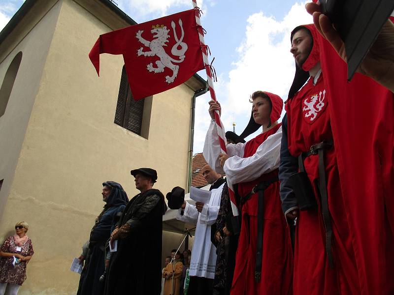 Na Tetín dorazil v sobotu 2. června průvod vévody Štěpána, další den pokračoval na Karlštejn v rámci královského průvodu.