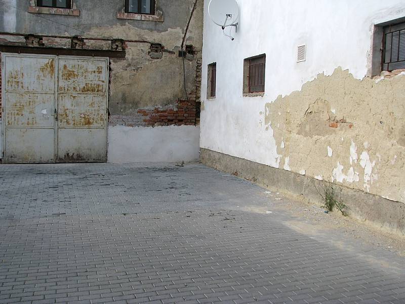 Joker bar si o víkendu vyhlídla skupinka skinheadů