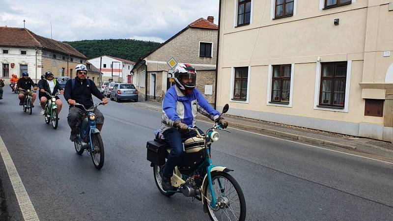 Desítky mopedistů i mopedistek se v sobotu před polednem sešly u obecního úřadu v Lochovicích.