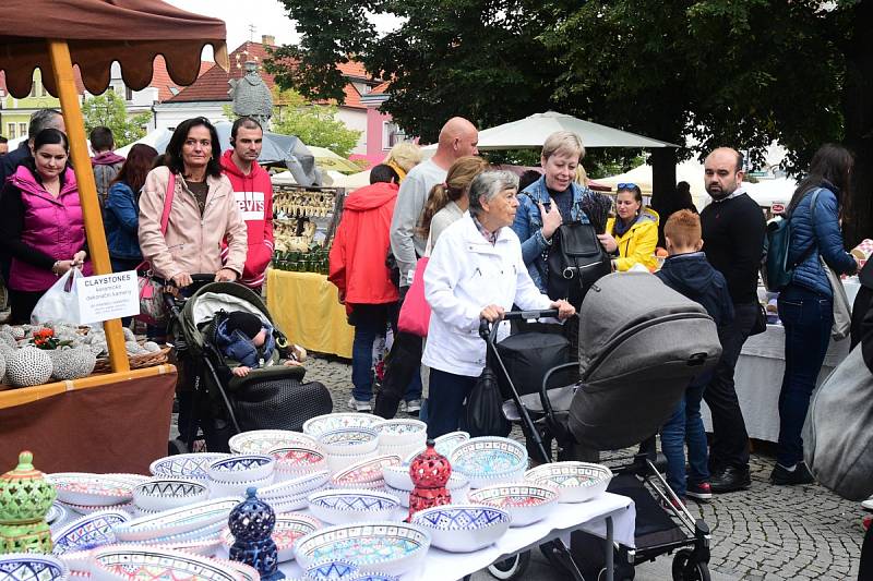 Hrnčířské trhy na Husově náměstí v Berouně.