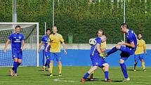 Fotbalisté Králova Dvora (v modrém) vyhráli středočeské derby.