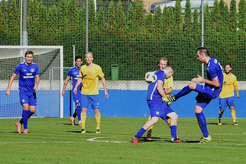 Fotbalisté Králova Dvora (v modrém) vyhráli středočeské derby.