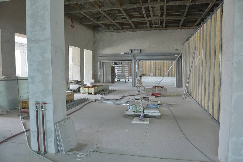 Práce na novém interiéru výpravní budovy v Berouně se protáhly o čtyři měsíce