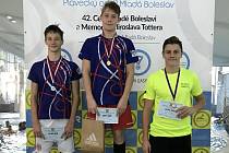 Berounští plavci na stupních vítěů závodu 100 metrů motýlek: 1.Jan Valečka, 2. Štěpán Palata.